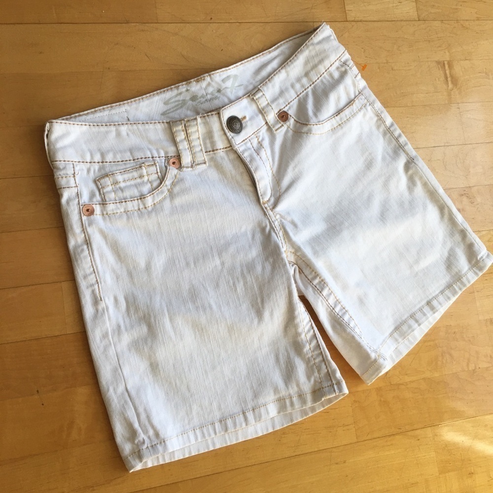 Seven7 Mid Rise Jean Shorts Size 8P Off White Cream Ivory Tan Rose Gold